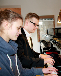 Klaviersch&uuml;lerin mit KOnrad Roman Salwa